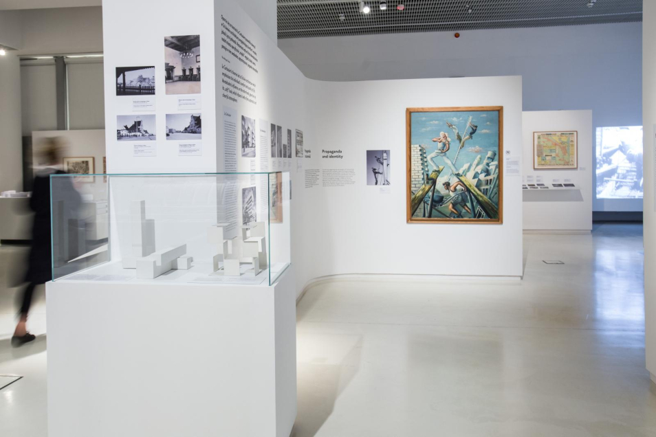 Wystawa czasowa "Gdynia - Tel Awiw" w Muzeum POLIN. Na zdjęciu na pierwszym planie gablota z modelami projektów architektonicznych planowanych do realizacji w Gdyni, m.in. składający się ze skomponowanych sześcianów projekt nowego dworca kolejowego w Gdyni autorstwa W. Strzemińskiego - projekt nie został zrealizowany. W tle białe ściany wystawy, z innymi prezentowanymi obiektami