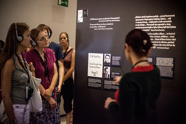 Grupa zwiedzających w galerii "Zagłada" w Muzeum POLIN.