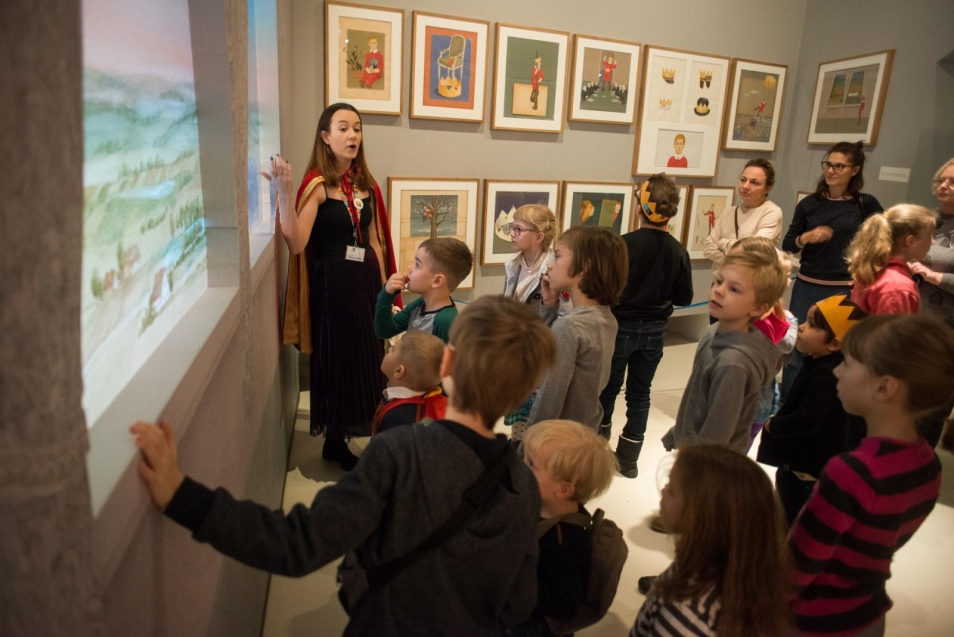 Zwiedzanie wystawy "W Polsce króla Maciusia" w Muzeum POLIN z grupa szkolną