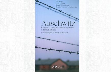 Okładka książki "Auschwitz. Pamięć o nieheteronormatywnych ofiarach obozu". Na tle nieba druty kolczaste, w tle obozowy barak.