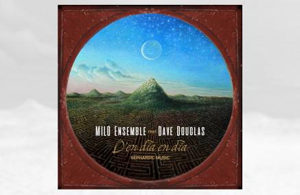 Okładka płyty MILO ENSEMBLE "D’en dia en dia. Sephardic Music" - pokryta zielenią góra na tle gwiaździstego nieba.