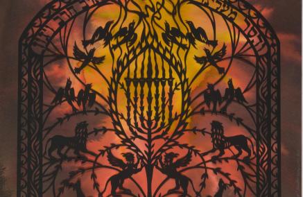 Fragment wycinanki Moniki Krajewskiej "Płonący XII - Chroń nas od miecza i pożogi" - brama z motywami judaistycznymi (menorą i symbolami zwierzęcymi) skąpana w ogniu.