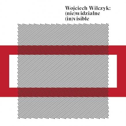 Kwadrat wypełniony czarnymi kropkami, na nim znajduje się obramowany czerwonym kolorem prostokąt. Powyżej napis Wojciech Wilczyk: (nie)widzialne (in)visible.