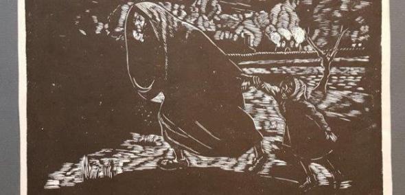 Praca Jonasza Sterna "Ucieczka" - na ziemistym brązowym tle widać kobietę owiniętą grubą zimową chustą, która brnie przez pole. Ciągnie za rękę dziecko