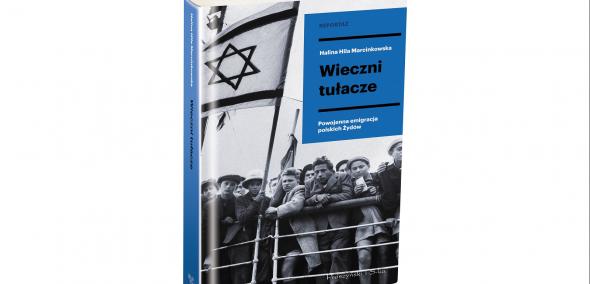 Na zdjęciu widoczna książka "Wieczni tułacze", gdzie wykorzystane zostało zdjęcie czarno-białe migrantów żydowskich, którzy trzymają flagę Izraela. Grzbiet książki i obszar z tytułem są w kolorze granatowym.