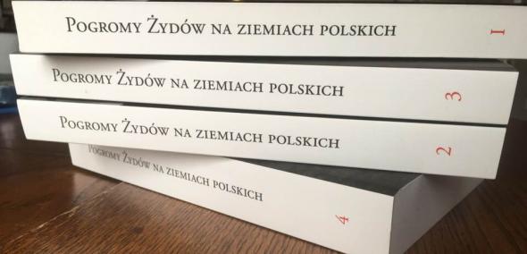 Grzbiety okładek książki "Pogromy Żydów na ziemiach polskich w XIX i XX wieku"