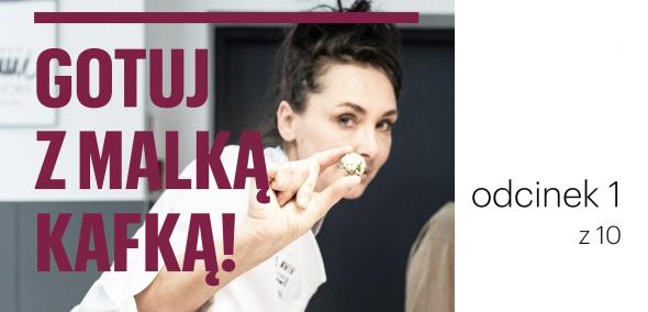 Na zdjęciu kobieta w białym kitlu kucharskim (Malka Kafka), trzyma w ręku mała kulkę. Napis "Gotuj z Malką Kafką, odcinek 1 z 10"