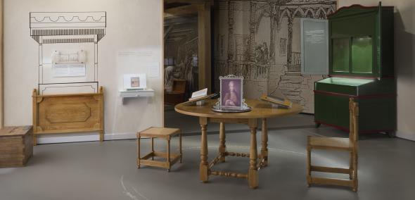 Stół, krzesła, kredens - wyposażenie dawnego domu żydowskiego - inscenizacja