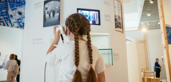 Dziewczynka korzystająca z multimediów na wystawie czasowej "Tu Muranów".