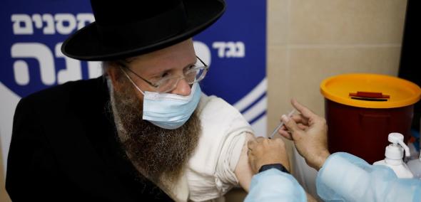 Na obrazie widzimy ortodoksyjnego Żyda podczas szczepienia.
