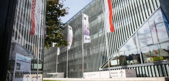Widok muzeum z masztem z flagą biało-czerwonoą