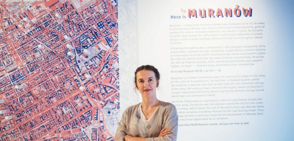 Na obrazie widzimy kuratorkę wystawy "Tu Muranów"  - Kamilę Radecką-Mikulicz