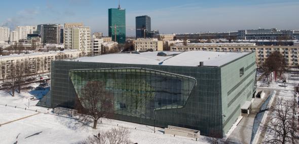 Budynek Muzeum POLIN widziany z lotu ptaka, w zimowej aurze