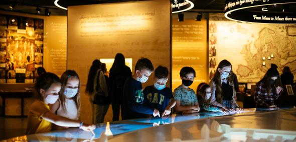 Grupa dzieci w wieku szkolnym podczas zwiedzania wystawy stałej Muzeum.