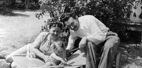 Irena Sendlerowa z mężem Stefanem Zgrzembskim (wcześniej Adam Celnikier) i córką Janiną, Radość 1948.