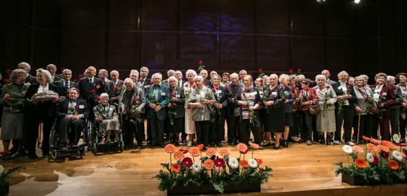 Gala 30-lecia Polskiego Towarzystwa Sprawiedliwych wśród Narodów Świata, odbyła się w Muzeum POLIN, na scenie Audytorium stoją osoby zrzeszone w Towarzystwie