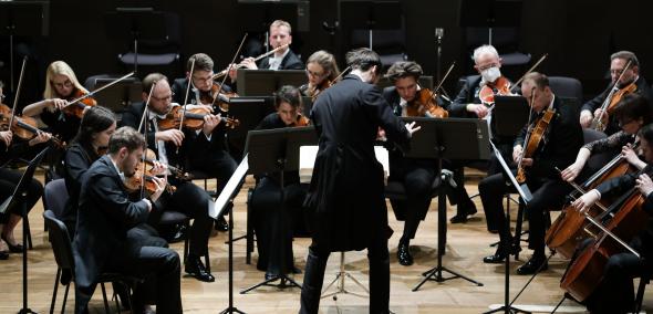 Orkiestra Sinfonia Varsovia i dyrygent Yaroslav Shemet podczas koncertu "Solidarni z Ukrainą" w Muzeum POLIN.