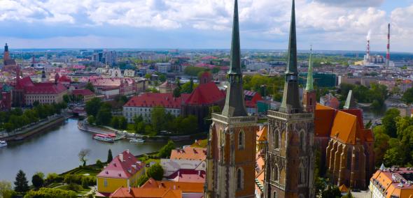 Panorama Wrocławia - dwie strzeliste wieże kościoła (Ostrów Tumski), kamieniczki, Odrę.