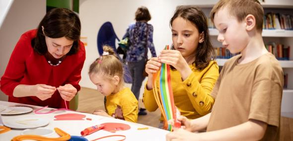 Dzieci bawią się kolorową plasteliną podczas Nocy Muzeów w Muzeum POLIN.