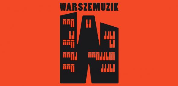 Na pomarańczowym tle logo: napis WarszeMuzik, pod spodem duża litera W, która wygląda jak kamienice warszawskie