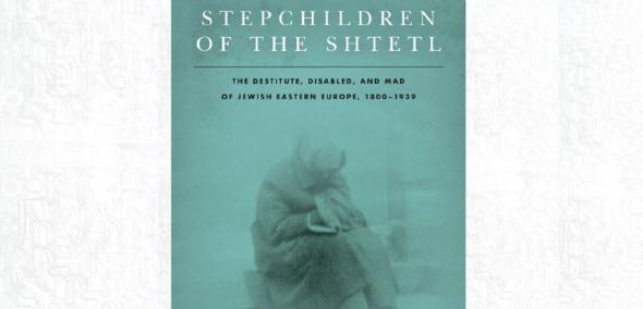 Okładka książki Natana Meira "Stepchildren of the Shtetl". Skulona postać siedzi na murku w łachmanach.