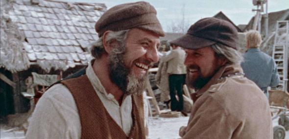 Kadr z filmu "Skrzypek na dachu" - główny bohater, Tewje, rozmawia z innym mężczyzną pochodzenia żydowskiego.