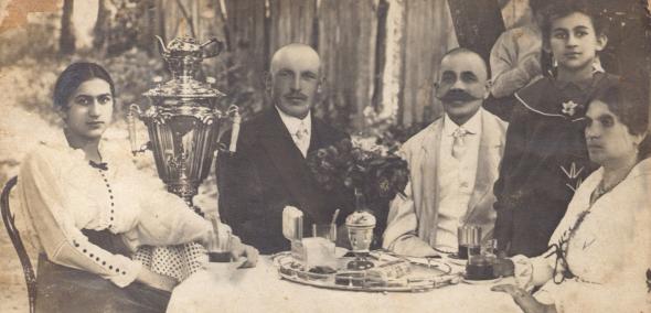 Rodzina Kołodnów przy herbacie w rodzinnym ogrodzie w 1915 roku w Pińsku.