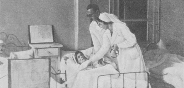 Szpital. Na łóżku leży wychudzona kobieta. Przy niej stoją lekarz z pielęgniarką. Zdjęcie jest czarno-białe.
