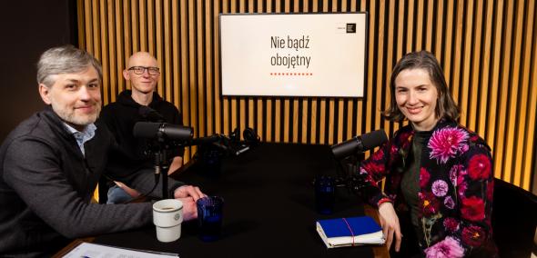 Karolina Wigura siedzi w studiu przy stole z Maciejem Górnym i Jarosławem Kuiszem podczas nagrania drugiego odcinka podcastu "Nie bądź obojętny"