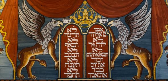 Fragment malowidła z synagogi z Gwoźdźca - dwa gryfy trzymają tablicę z dziesięciorgiem przykazań.