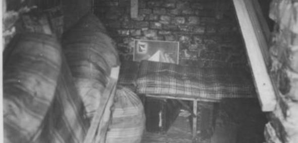 Kryjówka w czasie powstania w getcie warszawskim - murowana, przy ścianie prycza do spania, nad nią - płachta.