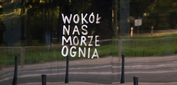 Na lustrze - fragmencie instalacji "Dwie strony muru" - napis "Wokół nas morze ognia".
