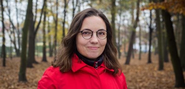Nominowani do Nagrody POLIN 2019: Katarzyna Markusz. Na zdjęciu Katarzyna Markusz stoi wśród drzew w jesiennych kolorach. 