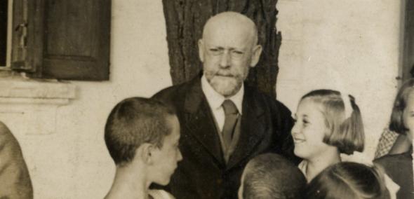 Janusz Korczak w otoczeniu dzieci z prowadzonego przez niego Domu Sierot