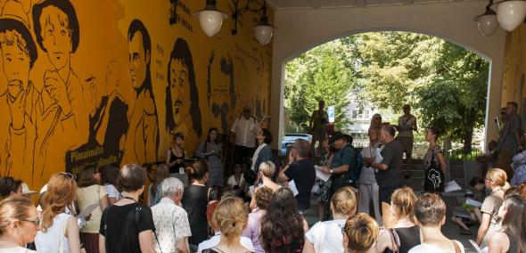 uczestnicy spaceru miejskiego oglądają mural przy ulicy Nowolipki 4. hołd dla Ludwika Zamenhofa twórcy języka esperanto
