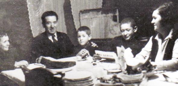 Matka, ojciec i trzech synów przy nakrytym stole. Zdjęcie z archiwum prywatnego.