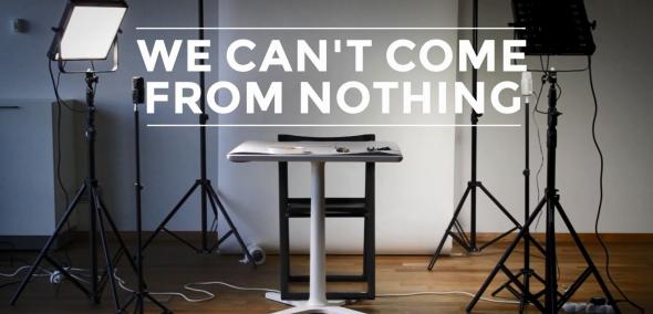 W pomieszczeniu znajdują się różne przedmioty: krzesło, stolik, lampy. Na górze zdjęcia napis we can't come from nothing.