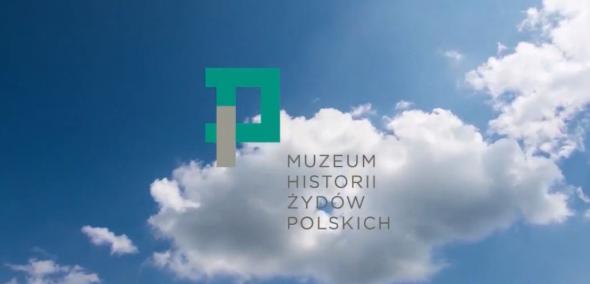 Logotyp Muzeum POLIN na tle chmury i nieba.