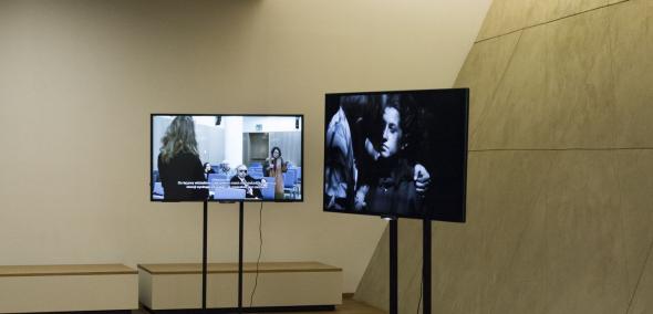 Muzeum POLIN. Dwa ekrany, na których wyświetlają się filmy.