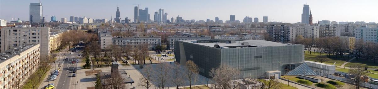 Muzeum POLIN, widok z góry. W tle panorama Warszawy.