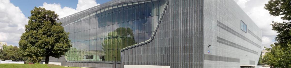 Fasada budynku widziana od strony skwery Willy'ego Brandta, widoczna ściana z ogromnym oknem w kształcie naśladującym zarys drzewa