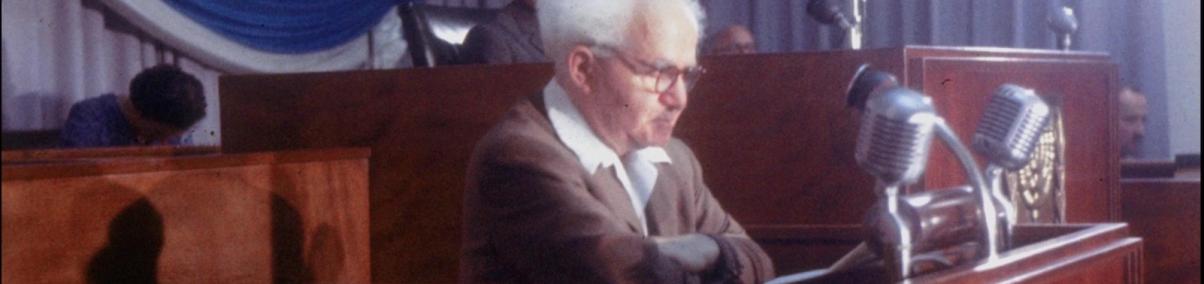 Ben Gurion siedzi w ławie.