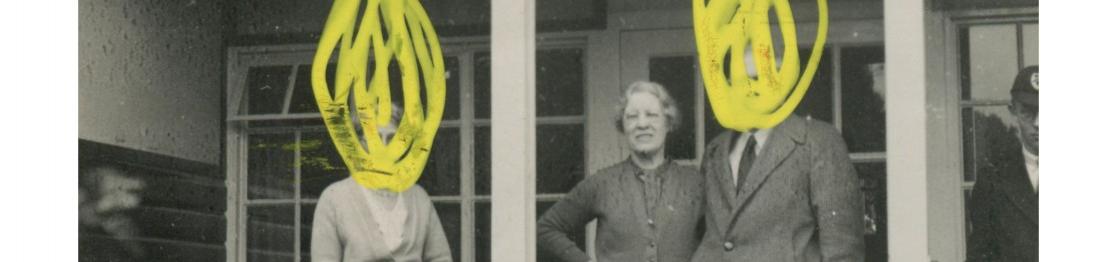 Zdjęcie czarno-białe - trzy osoby stoją na balkonie. Dwie mają twarze zamazane żółtą kredką