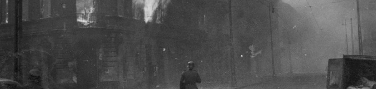 Płonące getto warszawskie w czasie powstania w getcie w 1943 roku