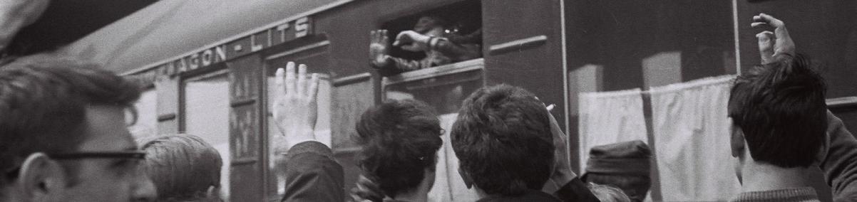 Marzec 1968 - wagon pociągu, przed którym stoi wiele osób.