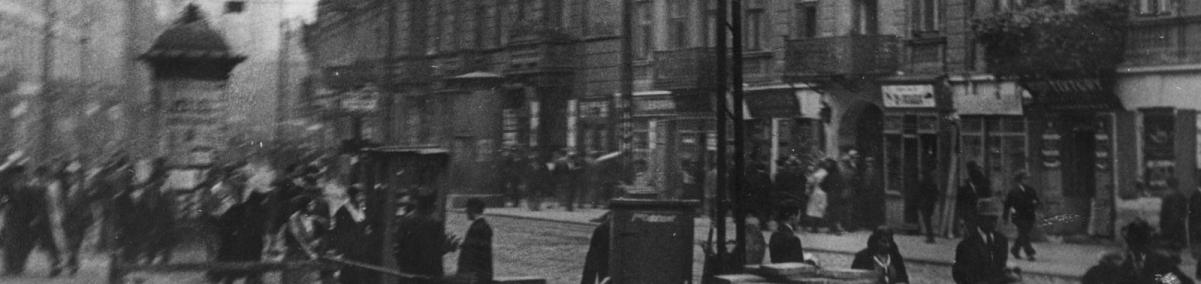 Przedwojenna fotografia przedstawia ulicę Zamenhofa w Warszawie.