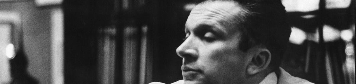Wajnberg@100 - seria koncertów związanych z obchodami 100. rocznicy urodzin kompozytora. Na zdjęciu: portret siedzącego mężczyzny (Mieczysław Wajnberg), z głową opartą na dłoni. Zdjęcie czarno-białe.