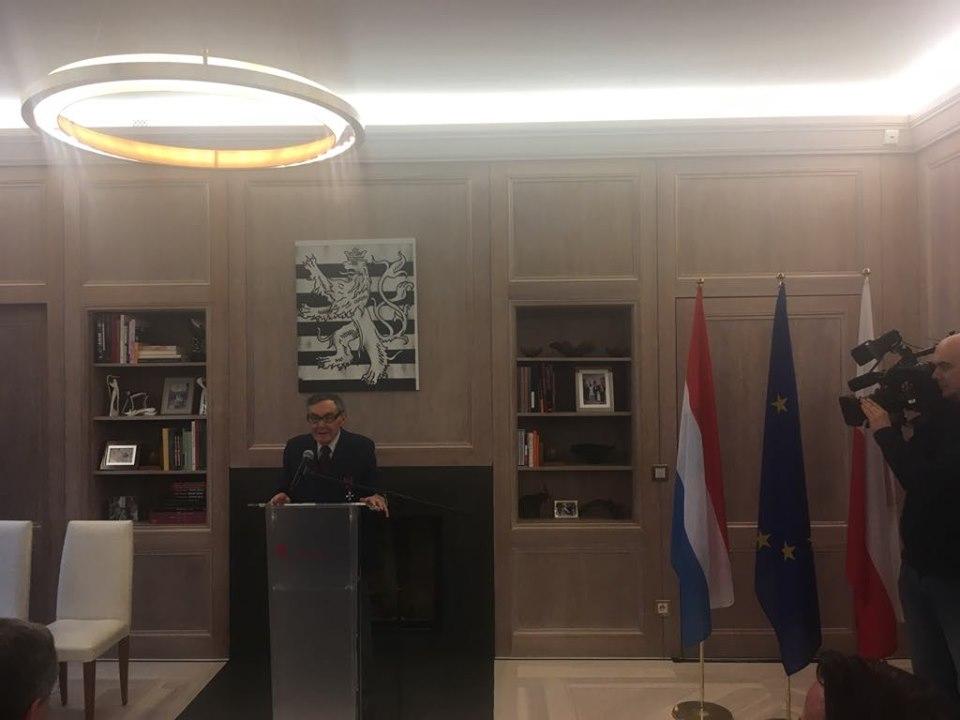 Marian Turski przyjmuje medal Oficera Orderu Zasługi Wielkiego Księstwa Luksemburga