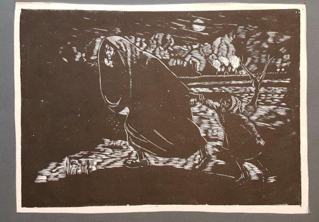 Praca Jonasza Sterna "Ucieczka" - na ziemistym brązowym tle widać kobietę owiniętą grubą zimową chustą, która brnie przez pole. Ciągnie za rękę dziecko