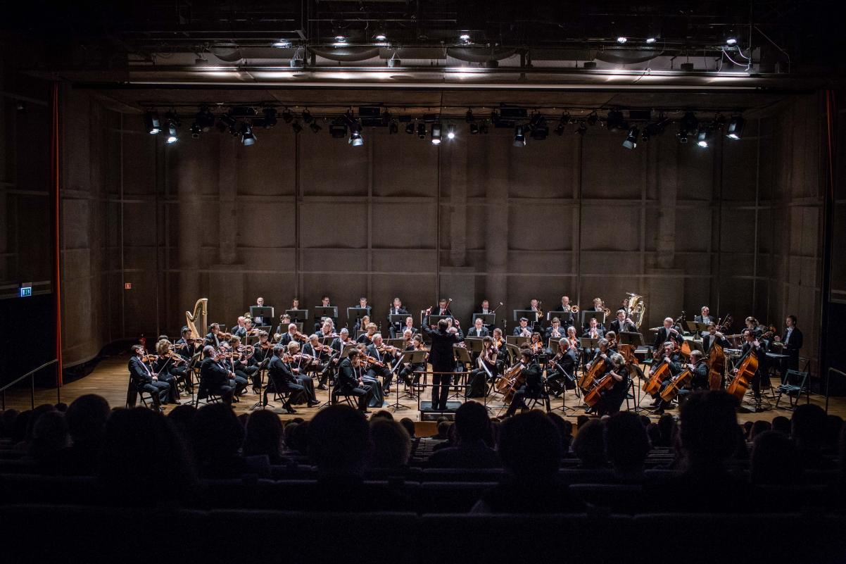 Na zdjęciu widać orkiestrę Sinfonia Varsovia podczas koncertu